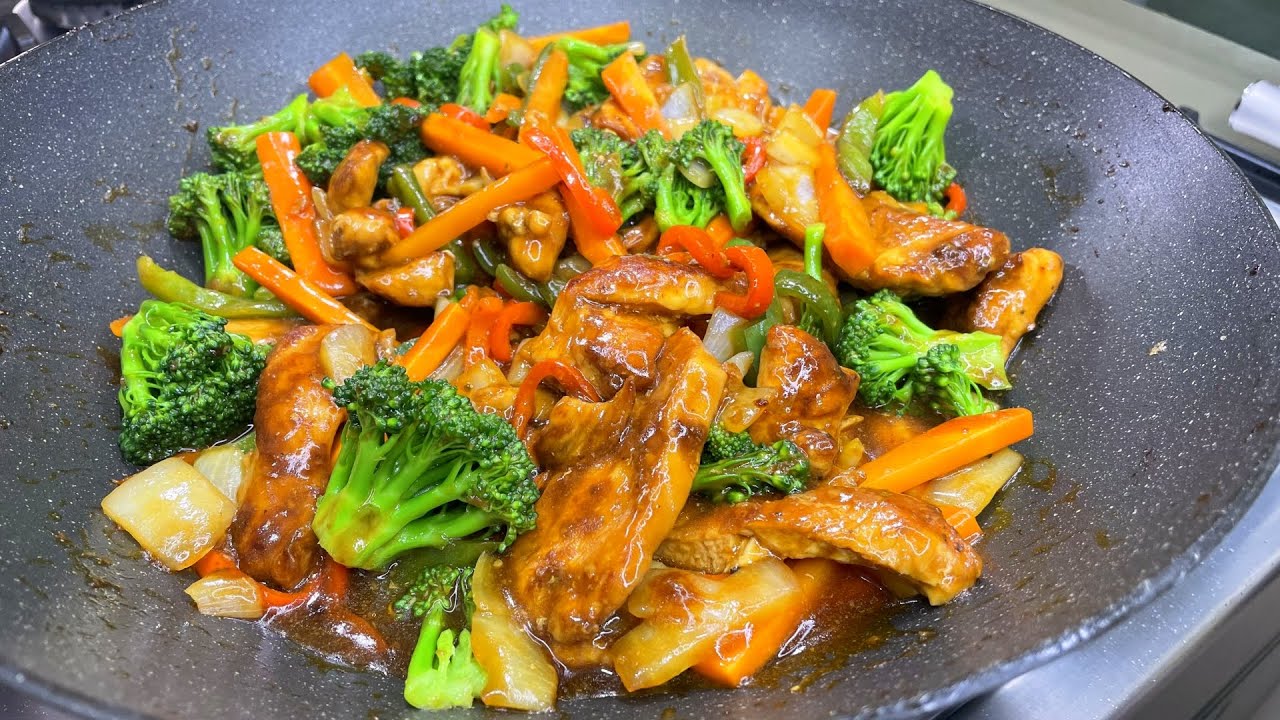 Deliciosa comida con brocoli y zanahoria