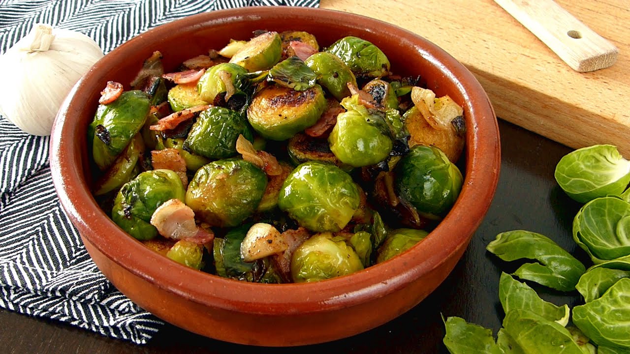 Deliciosa comida con coles de bruselas