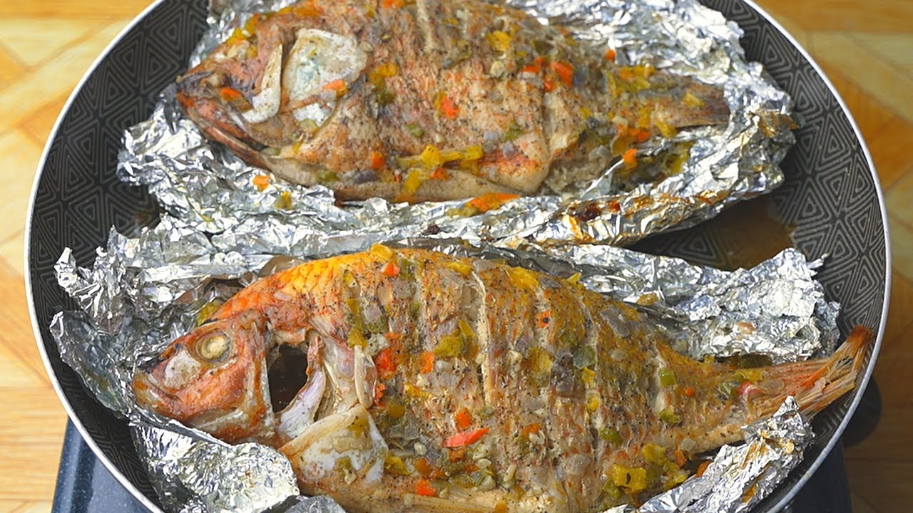 Deliciosa comida envuelta en papel aluminio para llevar