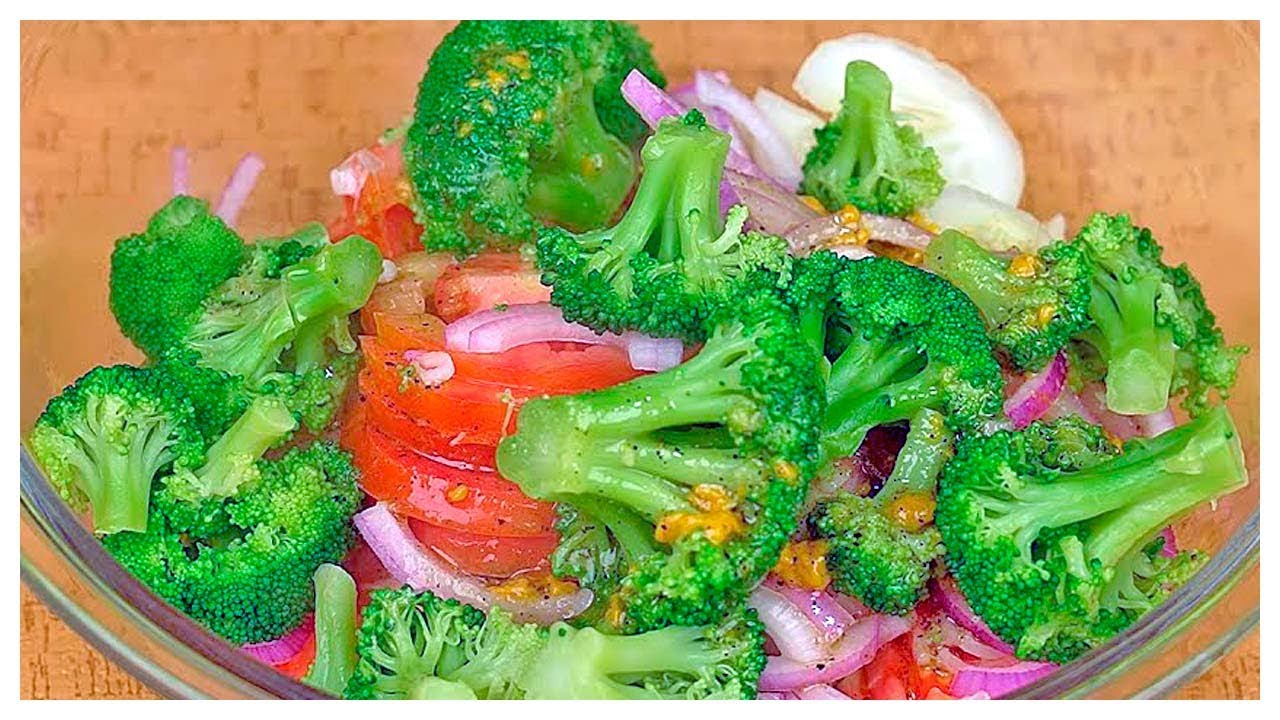 Deliciosa ensalada de brocoli y atún una opción saludable de comida