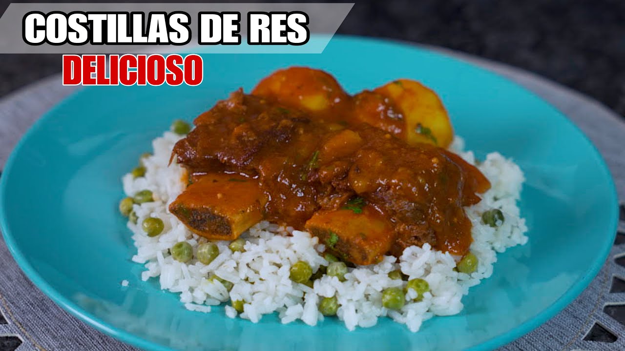 Deliciosas costillas de res acompañadas de comida casera
