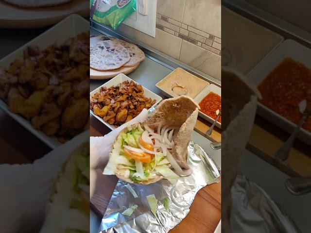 Deliciosos platillos de comida árabe con pan pita