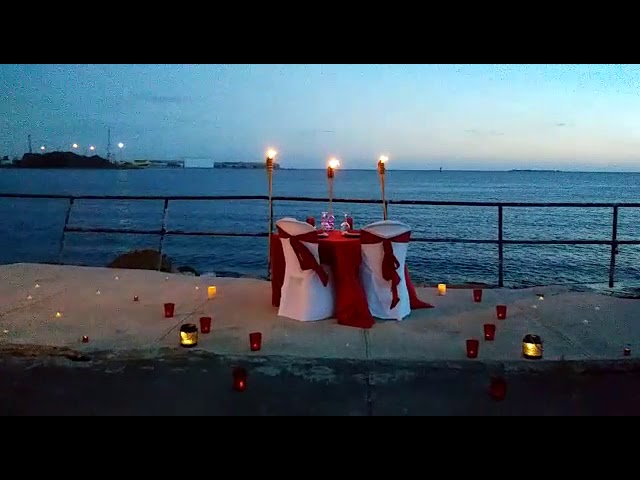 Cena romántica de comida en la playa