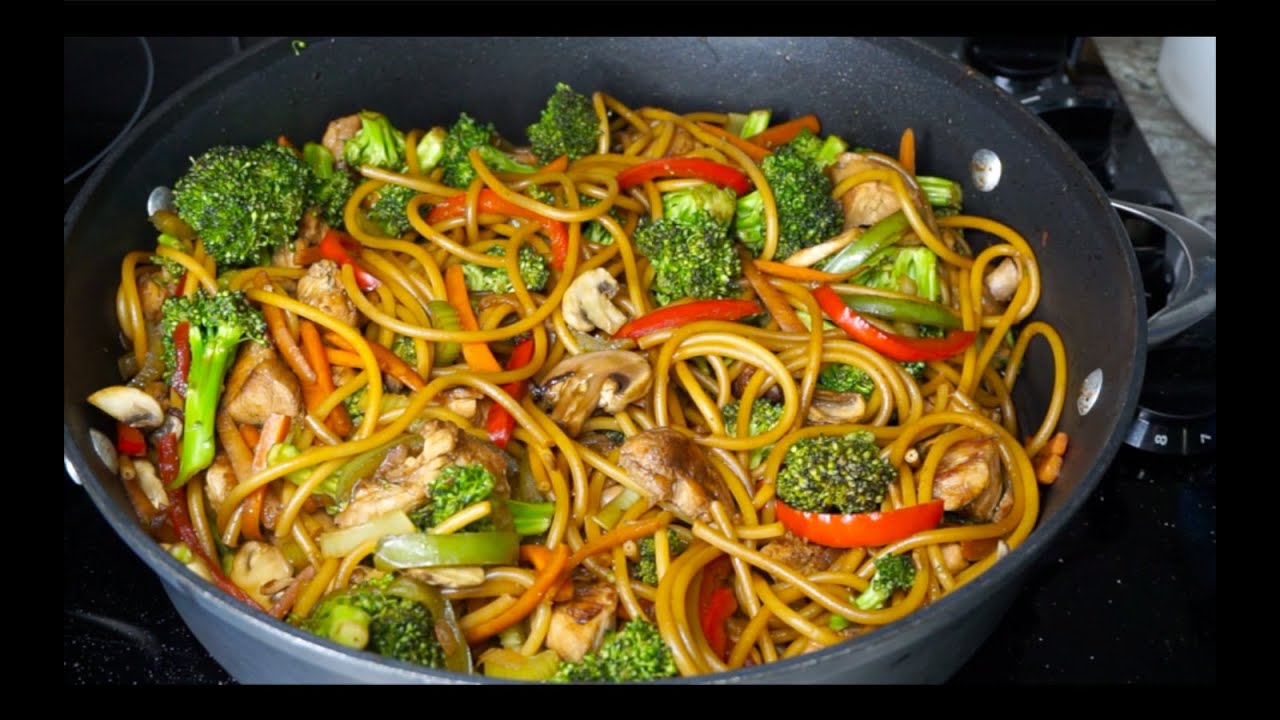 Deliciosos fideos con verduras al estilo de la comida china