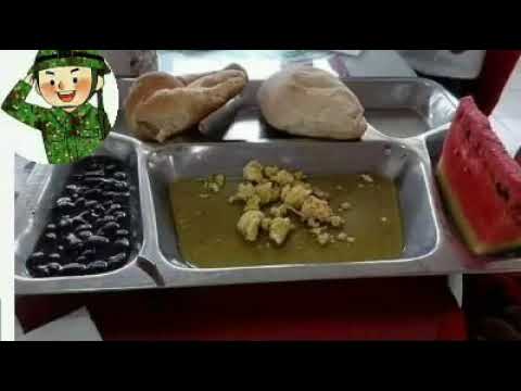Distribución de comida con un toque militar