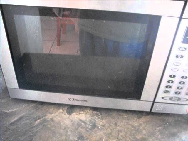 Calentar comida segura en microondas con aluminio