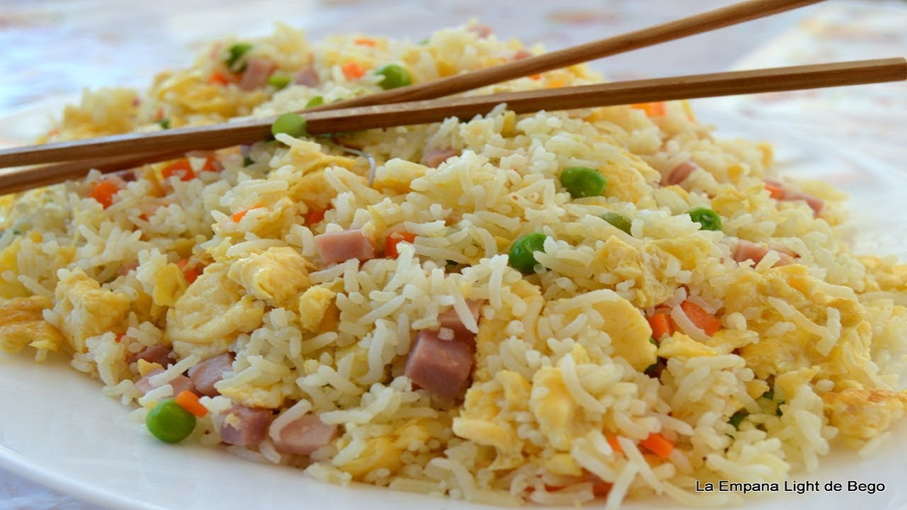Delicioso arroz tres delicias de comida china