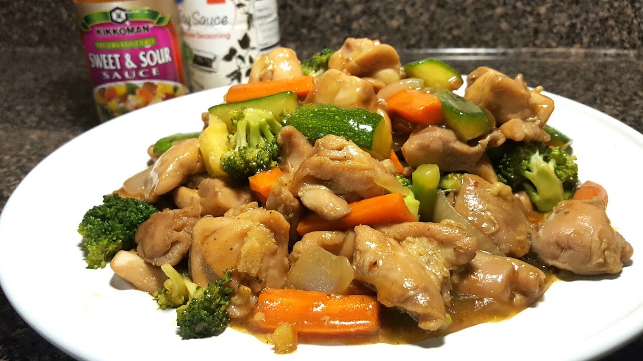 Delicioso pollo y verduras en la comida china casera