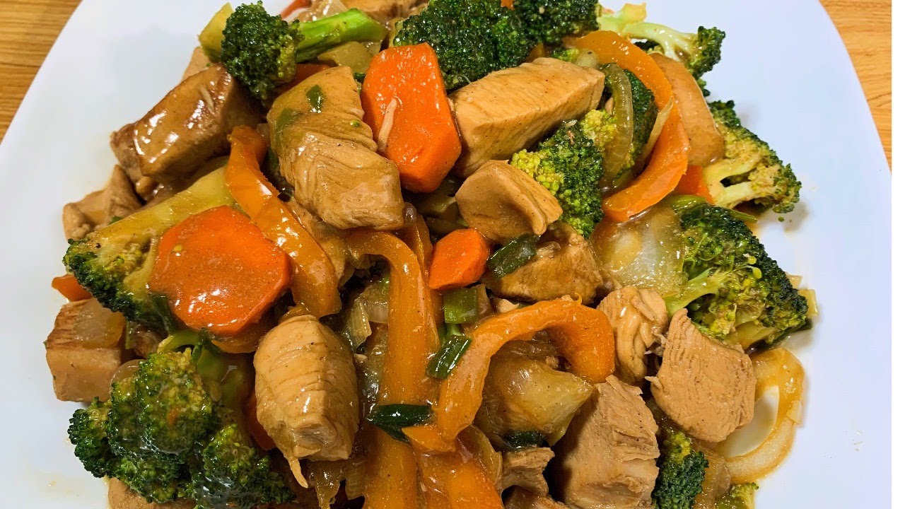 Deliciosa comida china con brocoli y pollo