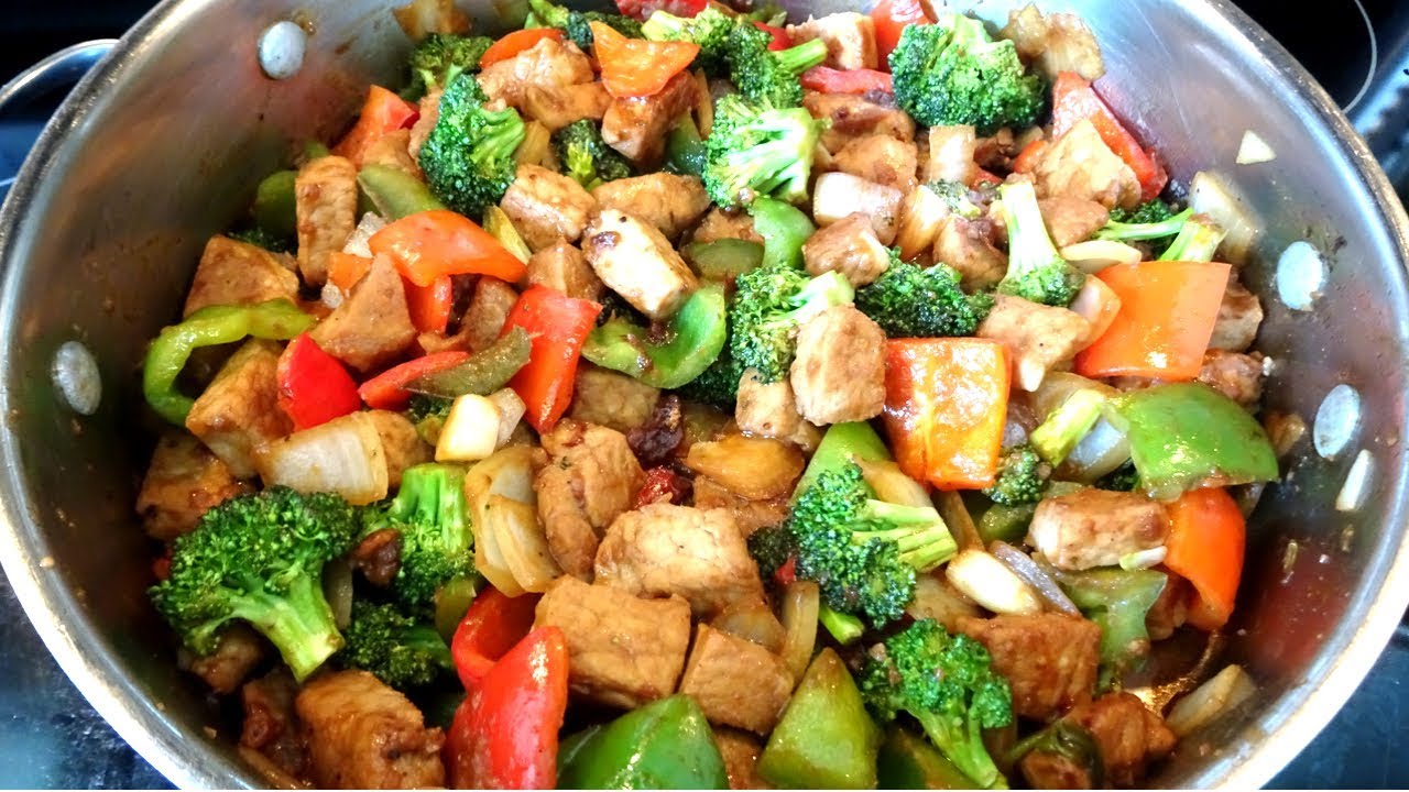 Deliciosa comida china de cerdo con verduras