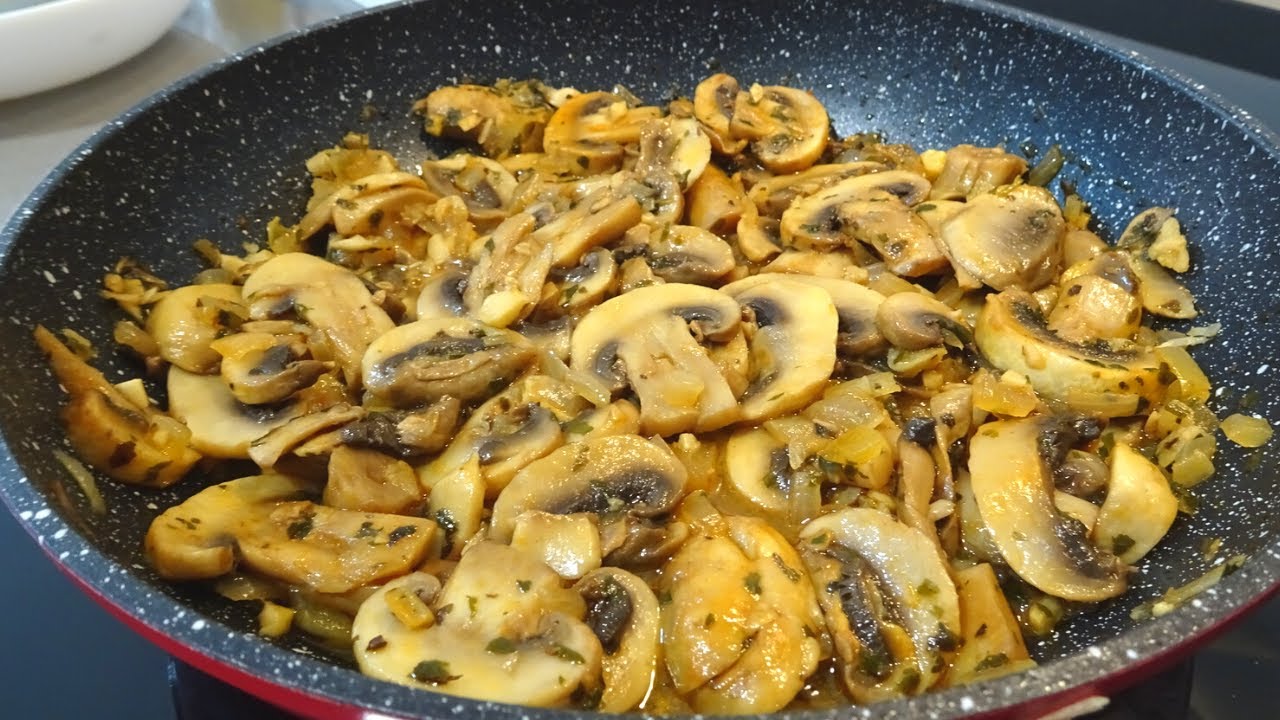 Deliciosa comida con champiñones en lata