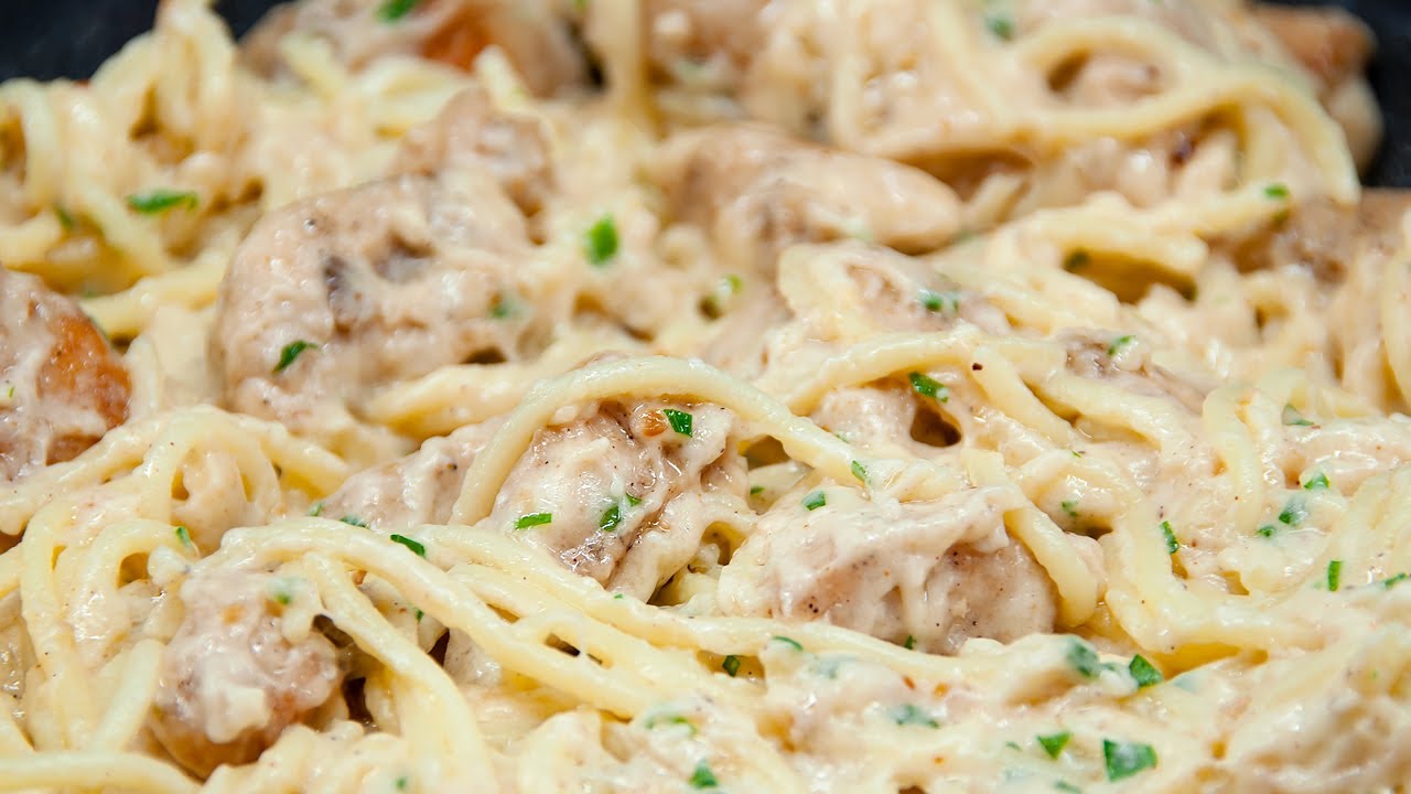Deliciosa comida con pollo y fideos para disfrutar en familia