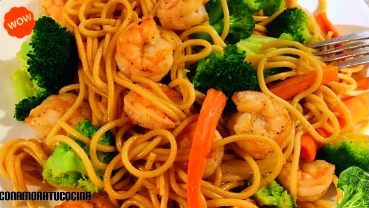 Delicioso plato de comida china con espagueti y camarones