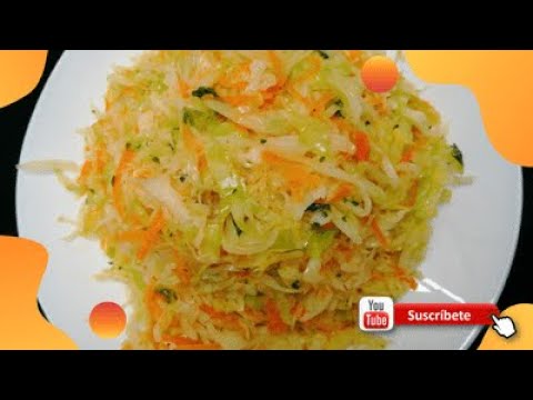 Delicioso plato de comida con repollo y zanahoria