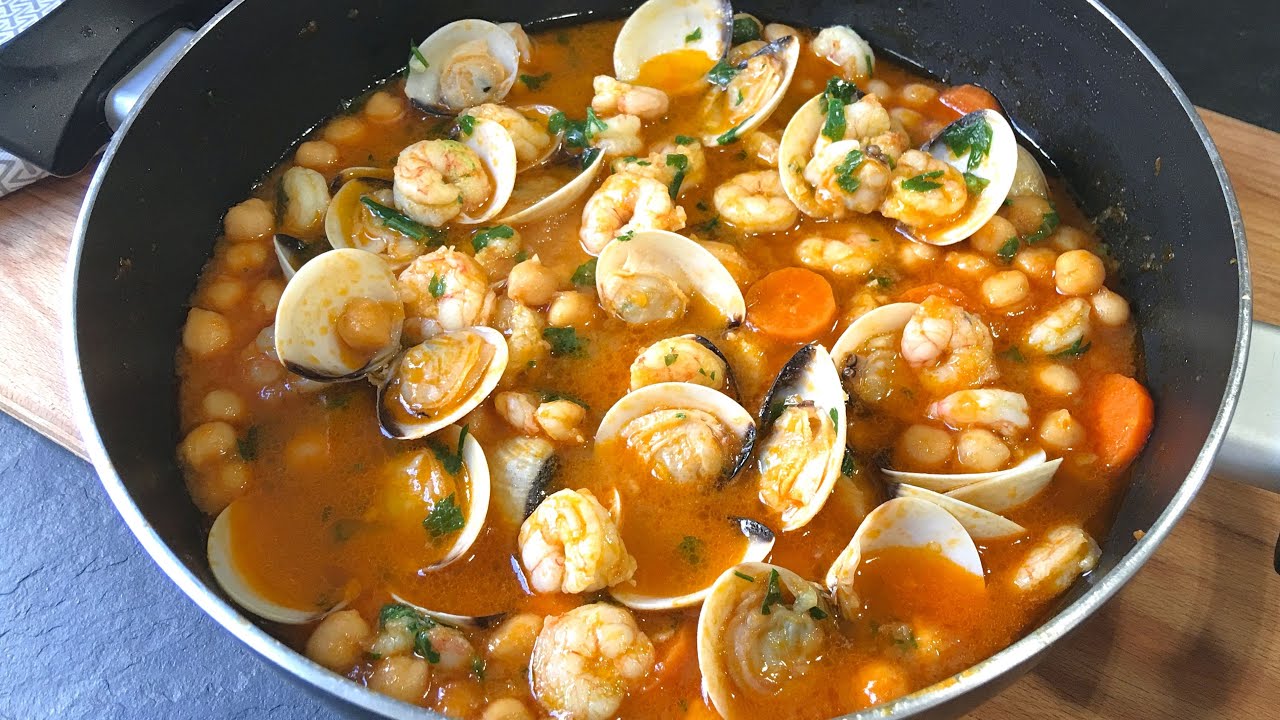 Garbanzos con gambas y almejas: una comida lista en 20 minutos